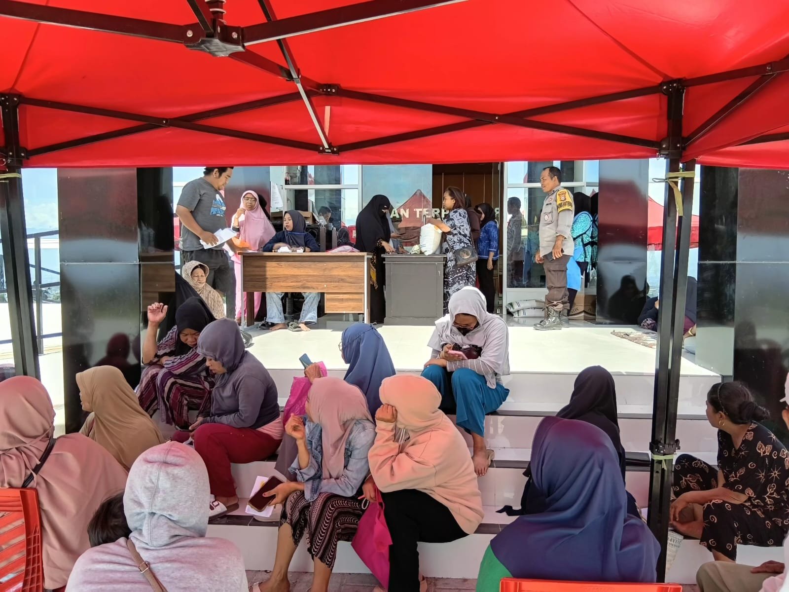Pembagian Undangan/Barkot Tuk Bantun Beras Dan Minyak dan Pemasangan Stiker di Beras dan Minyak Goreng