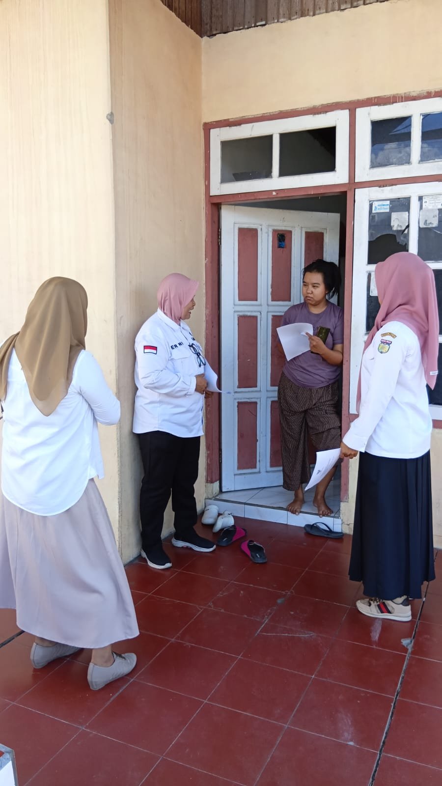 Turun Lapangan Ke rumah rumah Warga Untuk membagiakan dn memberi Arahan terkait PerWali Sampah dan Kebersihan Perkarangan Rumah baik di luar pagar dan di dalam pagarBersama Lurah Duyu dan Kasie Ekbang Dan kasie Soskem